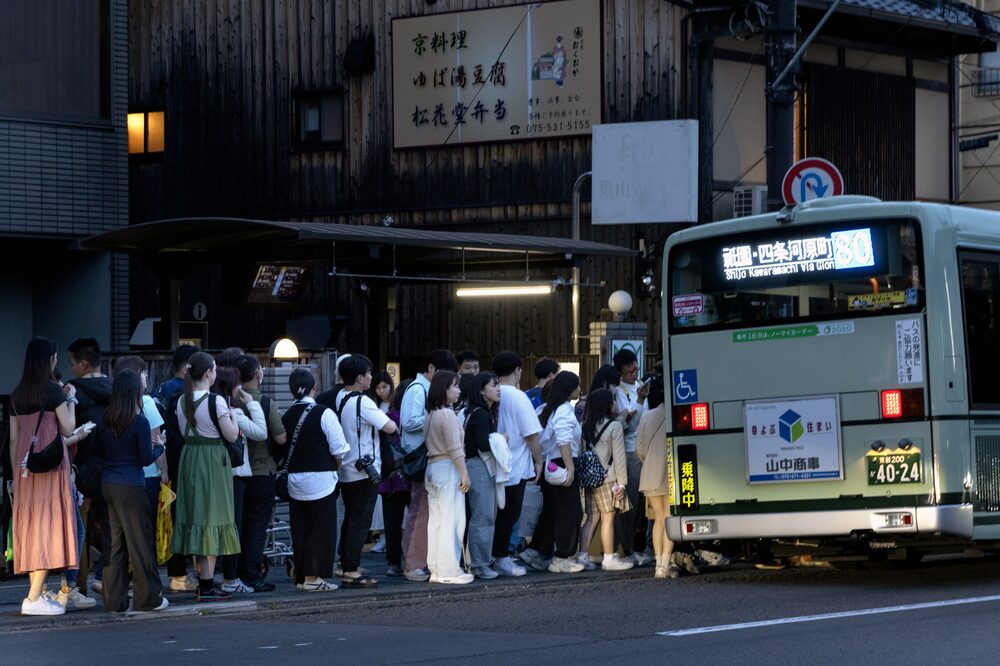 Pessoas em fila para entrar em um ônibus