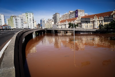 Agua de inundación cerca de una carretera en Porto Alegre el lunes.