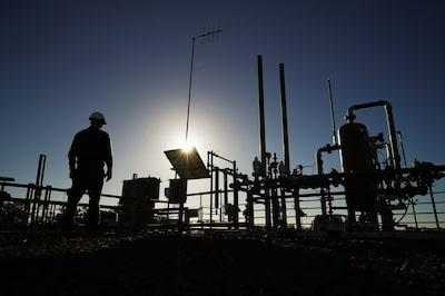 A Santos Ltd. pilot well operates on a farm property in Narrabri, Australia, on Thursday, May 25, 2017. A decade after the shale revolution transformed the U.S. energy landscape, Australia  poised to overtake Qatar as the worlds biggest exporter of liquefied natural gas  is experiencing its own quandary over natural gas. Photographer: Brendon Thorne/Bloomberg