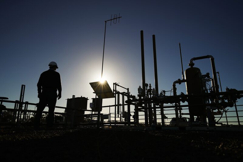 A Santos Ltd. pilot well operates on a farm property in Narrabri, Australia, on Thursday, May 25, 2017. A decade after the shale revolution transformed the U.S. energy landscape, Australia  poised to overtake Qatar as the worlds biggest exporter of liquefied natural gas  is experiencing its own quandary over natural gas. Photographer: Brendon Thorne/Bloomberg