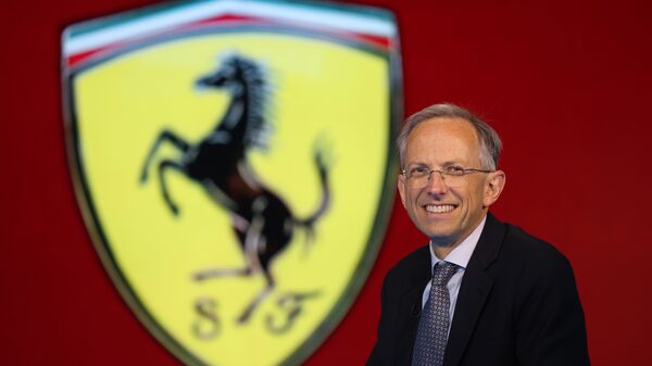 Ferrari continua comprometida com motor a combustão por mais anos, diz CEO
