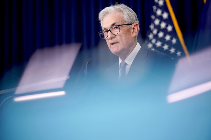 La economía de EE.UU. es fuerte y permite a la Fed “tomarse el tiempo” para recortar tasas: Powell