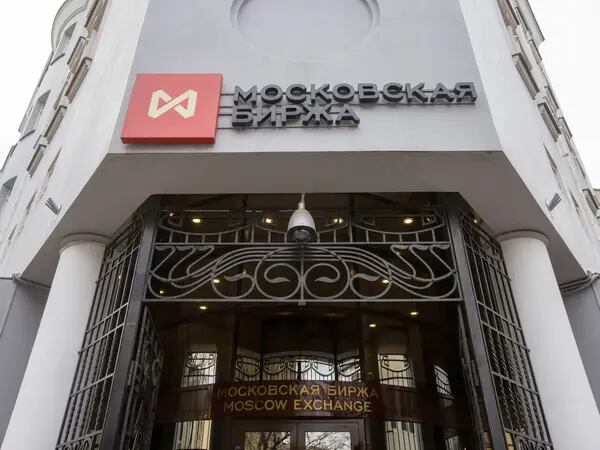Bolsa de Moscú suspende comercio de dólares y euros por las nuevas sanciones de EE.UU.dfd