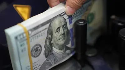 Un trabajador cuenta billetes de dólares estadounidenses en una oficina de cambio de divisas en Yakarta, Indonesia, el miércoles 2 de marzo de 2022.