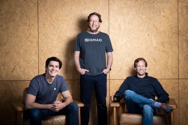 O CEO da Nomad, Lucas Vargas (à esquerda), e Eduardo Haber (centro) e Patrick Sigrist, co-fundadores da fintech Nomad