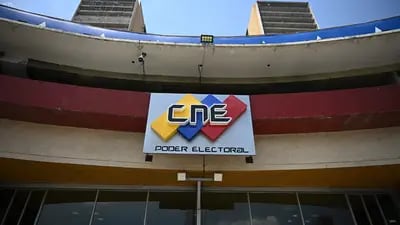 El logo del Consejo Nacional Electoral (CNE) de Venezuela se ve en la fachada de su sede en Caracas el 5 de marzo de 2024.