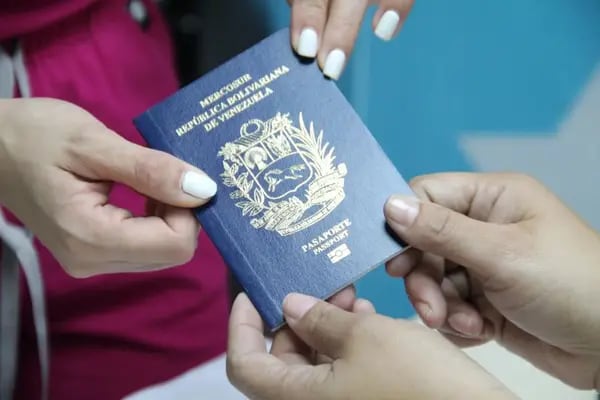 Entrega de pasaportes en las oficinas del Saime Parque Central, el 7 de julio de 2023.