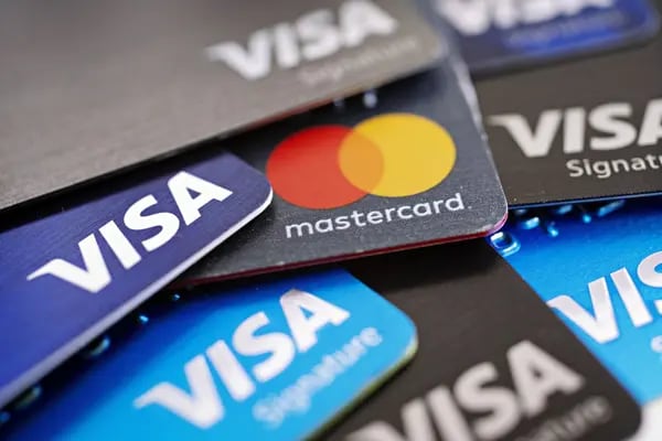 Visa y Mastercard podrían gestionar un acuerdo más amplio sobre comisiones, según un juez