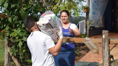 Central Única das Favelas, a través de su proyecto Mães da Favela, distribuye alimentos a madres que los necesitan.