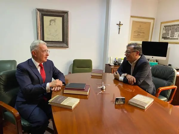 Álvaro Uribe, expresidente de Colombia, y Gustavo Petro, actual presidente de Colombia, en una reunión posterior al triunfo de Petro en las elecciones de 2022.