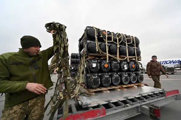 Militares ucranianos descargan un avión con el FGM-148 Javelin, en el aeropuerto de Boryspil en Kiev, el 11 de febrero.Fotógrafo: Sergei Supinsky/AFP/Getty Images
