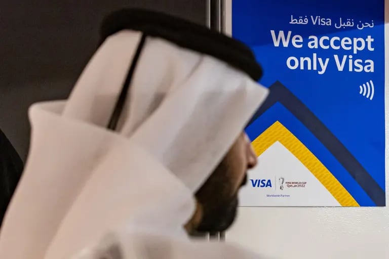 Un letrero que notifica el pago de Visa Inc. solo dentro del lugar en la Copa Mundial de la FIFA.dfd