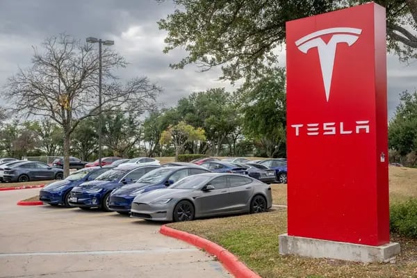 Pasantes de Tesla dicen que sus ofertas se están revocando semanas antes de su fecha de inicio