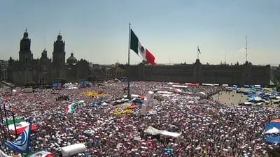 Concentración zócalo de Ciudad de México de la Marea Rosa