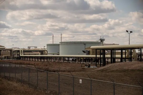 Contenedores y oleoductos de almacenamiento de petróleo Gibson en la terminal de Hardisty, en Hardisty, Alberta (Canadá), el jueves 27 de abril de 2023.